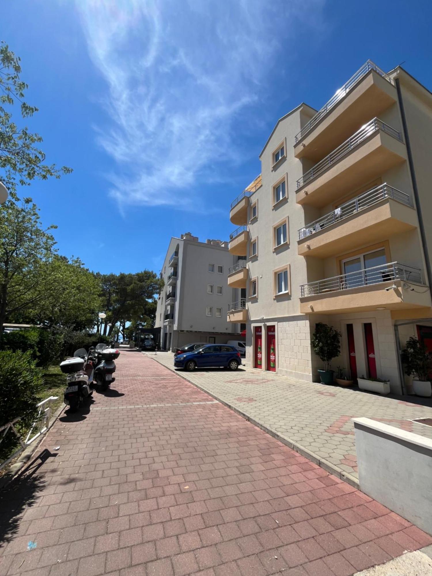 Apartment Charmy For Two Next To The Makarska
